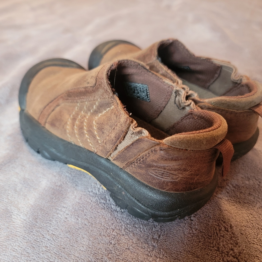 KEEN Youth Slip On Leather Shoe size 11